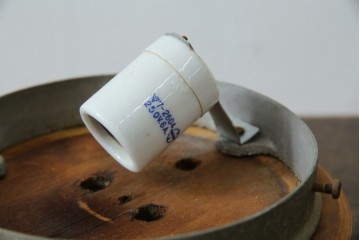 和製アンティーク　やわらかな灯りを広げる丸型ガラスシェード×木製台座のシーリングライト　(R-085775)