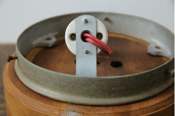 和製アンティーク　やわらかな灯りを広げる丸型ガラスシェード×木製台座のシーリングライト　(R-085775)