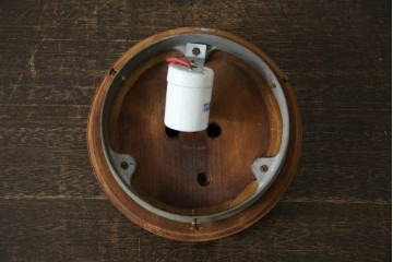 和製アンティーク　やわらかな灯りを広げる丸型ガラスシェード×木製台座のシーリングライト　(R-085775)