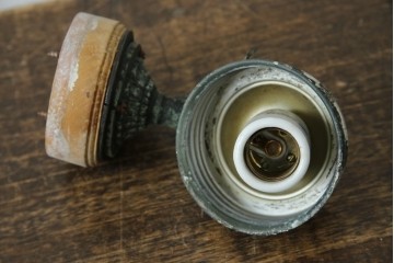 和製アンティーク　大正期　ダイヤモンドポイントが印象的なプレスガラスのウォールライト　(R-085776)