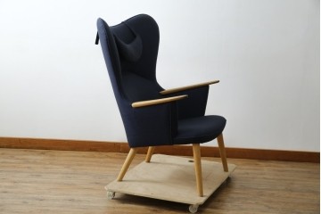 中古　CARL HANSEN & SON(カール・ハンセン&サン)　Hans J. Wegner(ハンス・J・ウェグナー)デザイン CH78　ネックピロー付きママベアチェア(MAMA BEAR CHAIR)　定価約70万円　(R-085777)