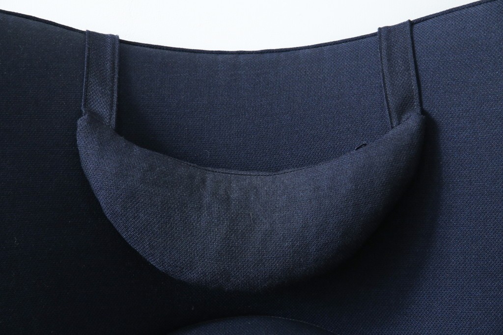 中古　CARL HANSEN & SON(カール・ハンセン&サン)　Hans J. Wegner(ハンス・J・ウェグナー)デザイン CH78　ネックピロー付きママベアチェア(MAMA BEAR CHAIR)　定価約70万円　(R-085777)