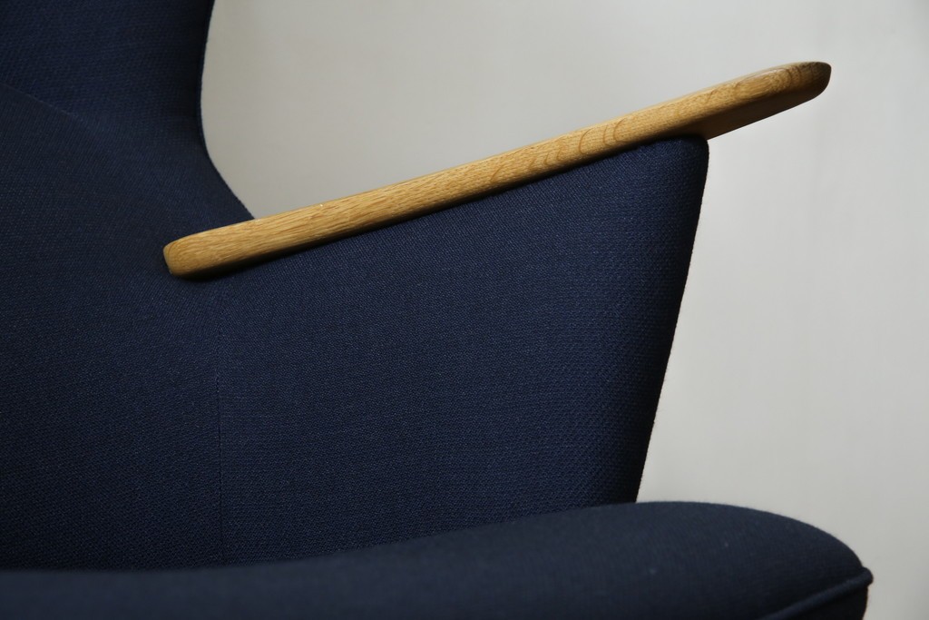 中古　CARL HANSEN & SON(カール・ハンセン&サン)　Hans J. Wegner(ハンス・J・ウェグナー)デザイン CH78　ネックピロー付きママベアチェア(MAMA BEAR CHAIR)　定価約70万円　(R-085777)