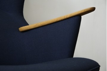 中古　CARL HANSEN & SON(カール・ハンセン&サン)　Hans J. Wegner(ハンス・J・ウェグナー)デザイン CH78　ネックピロー付きママベアチェア(MAMA BEAR CHAIR)　定価約70万円　(R-085777)