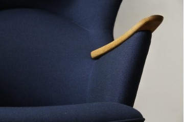 中古　CARL HANSEN & SON(カール・ハンセン&サン)　Hans J. Wegner(ハンス・J・ウェグナー)デザイン CH78　ネックピロー付きママベアチェア(MAMA BEAR CHAIR)　定価約70万円　(R-085777)