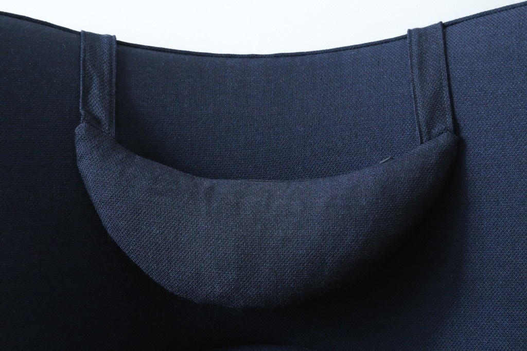 中古　CARL HANSEN & SON(カール・ハンセン&サン)　Hans J. Wegner(ハンス・J・ウェグナー)デザイン CH78　ネックピロー付きママベアチェア(MAMA BEAR CHAIR)　定価約70万円　(R-085777)