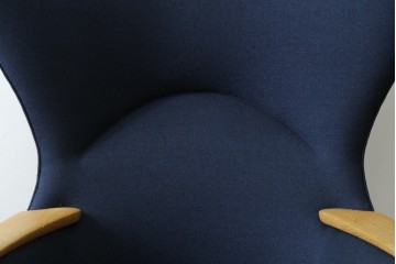 中古　CARL HANSEN & SON(カール・ハンセン&サン)　Hans J. Wegner(ハンス・J・ウェグナー)デザイン CH78　ネックピロー付きママベアチェア(MAMA BEAR CHAIR)　定価約70万円　(R-085777)