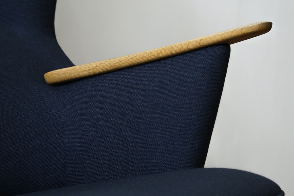 中古　CARL HANSEN & SON(カール・ハンセン&サン)　Hans J. Wegner(ハンス・J・ウェグナー)デザイン CH78　ネックピロー付きママベアチェア(MAMA BEAR CHAIR)　定価約70万円　(R-085777)