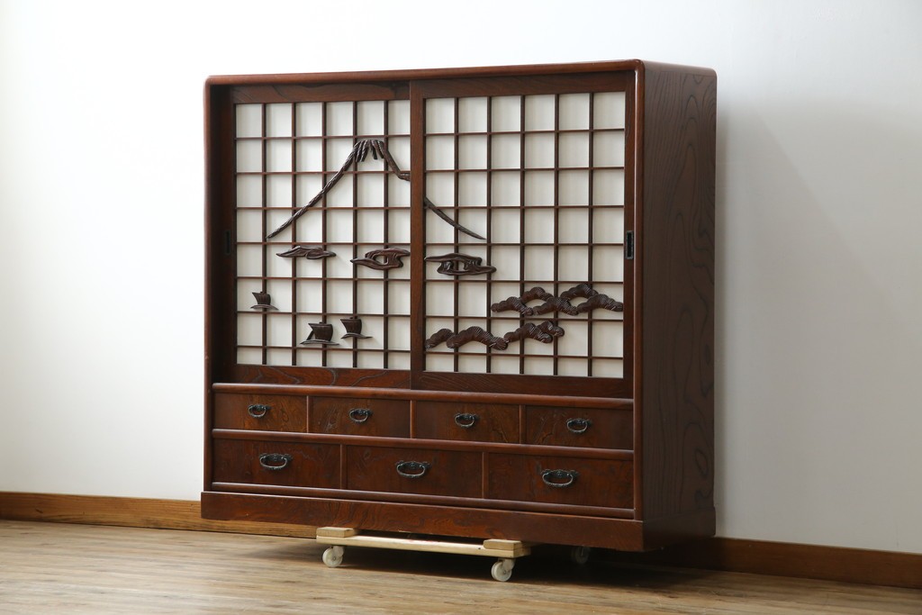 中古　美品　希少デザイン　駿河民芸　富士・松・帆船の彫刻入り障子戸の茶箪笥　(R-085779)