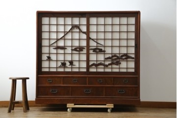 中古　美品　希少デザイン　駿河民芸　富士・松・帆船の彫刻入り障子戸の茶箪笥　(R-085779)