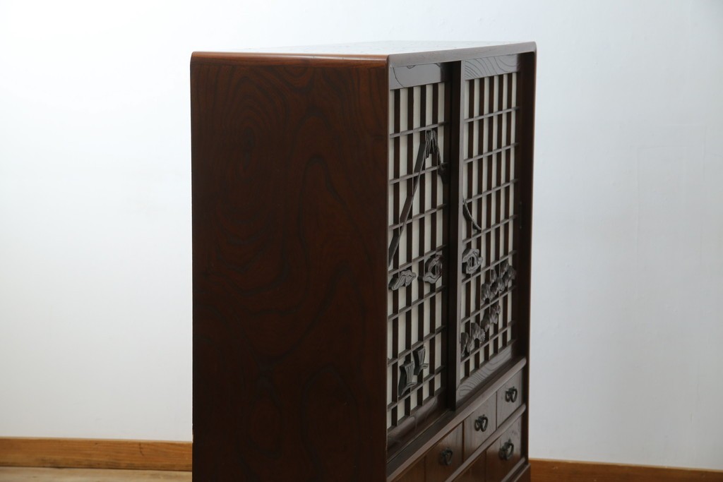 中古　美品　希少デザイン　駿河民芸　富士・松・帆船の彫刻入り障子戸の茶箪笥　(R-085779)