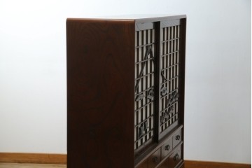 中古　美品　希少デザイン　駿河民芸　富士・松・帆船の彫刻入り障子戸の茶箪笥　(R-085779)