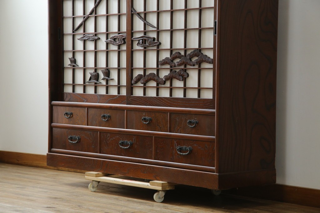 中古　美品　希少デザイン　駿河民芸　富士・松・帆船の彫刻入り障子戸の茶箪笥　(R-085779)