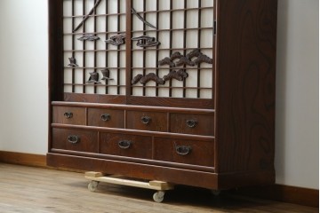 中古　美品　希少デザイン　駿河民芸　富士・松・帆船の彫刻入り障子戸の茶箪笥　(R-085779)