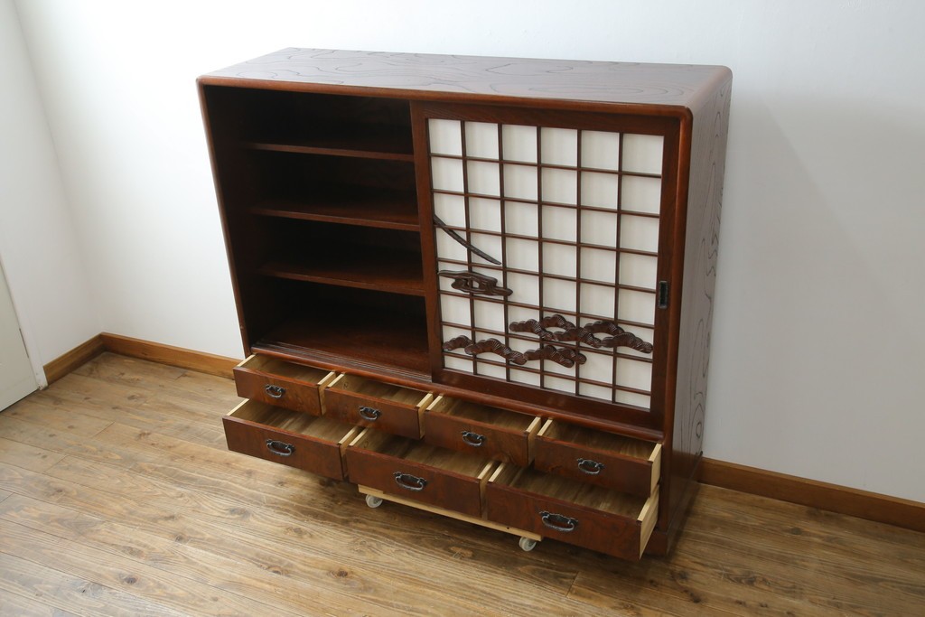 中古　美品　希少デザイン　駿河民芸　富士・松・帆船の彫刻入り障子戸の茶箪笥　(R-085779)