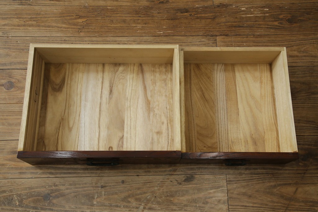 中古　美品　希少デザイン　駿河民芸　富士・松・帆船の彫刻入り障子戸の茶箪笥　(R-085779)