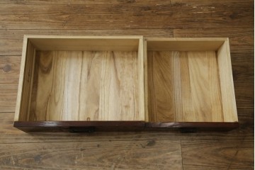 中古　美品　希少デザイン　駿河民芸　富士・松・帆船の彫刻入り障子戸の茶箪笥　(R-085779)