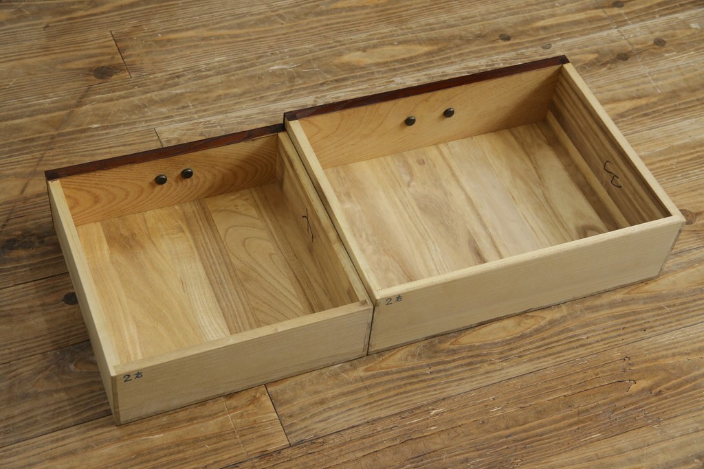 中古　美品　希少デザイン　駿河民芸　富士・松・帆船の彫刻入り障子戸の茶箪笥　(R-085779)