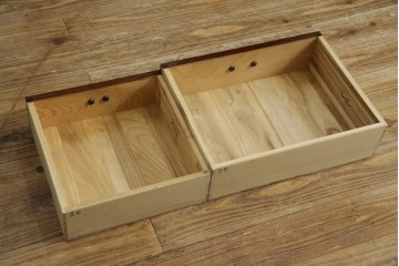 中古　美品　希少デザイン　駿河民芸　富士・松・帆船の彫刻入り障子戸の茶箪笥　(R-085779)