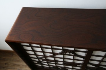 中古　美品　希少デザイン　駿河民芸　富士・松・帆船の彫刻入り障子戸の茶箪笥　(R-085779)