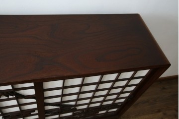 中古　美品　希少デザイン　駿河民芸　富士・松・帆船の彫刻入り障子戸の茶箪笥　(R-085779)