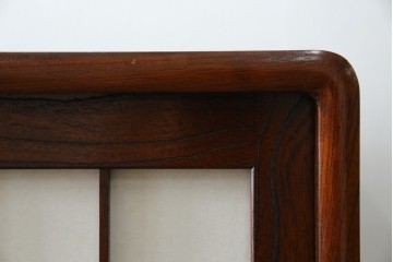 中古　美品　希少デザイン　駿河民芸　富士・松・帆船の彫刻入り障子戸の茶箪笥　(R-085779)