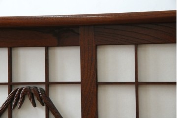 中古　美品　希少デザイン　駿河民芸　富士・松・帆船の彫刻入り障子戸の茶箪笥　(R-085779)