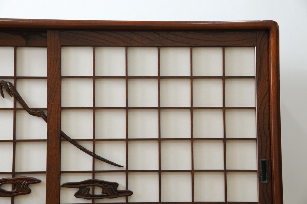 中古　美品　希少デザイン　駿河民芸　富士・松・帆船の彫刻入り障子戸の茶箪笥　(R-085779)