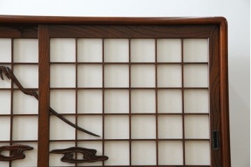 中古　美品　希少デザイン　駿河民芸　富士・松・帆船の彫刻入り障子戸の茶箪笥　(R-085779)