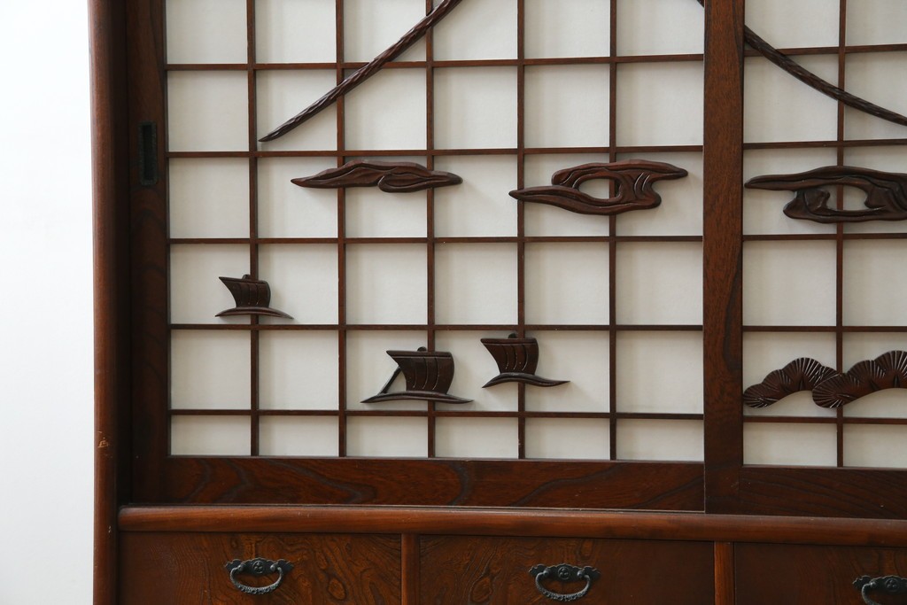 中古　美品　希少デザイン　駿河民芸　富士・松・帆船の彫刻入り障子戸の茶箪笥　(R-085779)