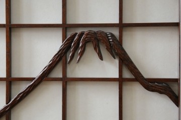 中古　美品　希少デザイン　駿河民芸　富士・松・帆船の彫刻入り障子戸の茶箪笥　(R-085779)