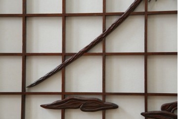 中古　美品　希少デザイン　駿河民芸　富士・松・帆船の彫刻入り障子戸の茶箪笥　(R-085779)