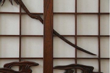 中古　美品　希少デザイン　駿河民芸　富士・松・帆船の彫刻入り障子戸の茶箪笥　(R-085779)