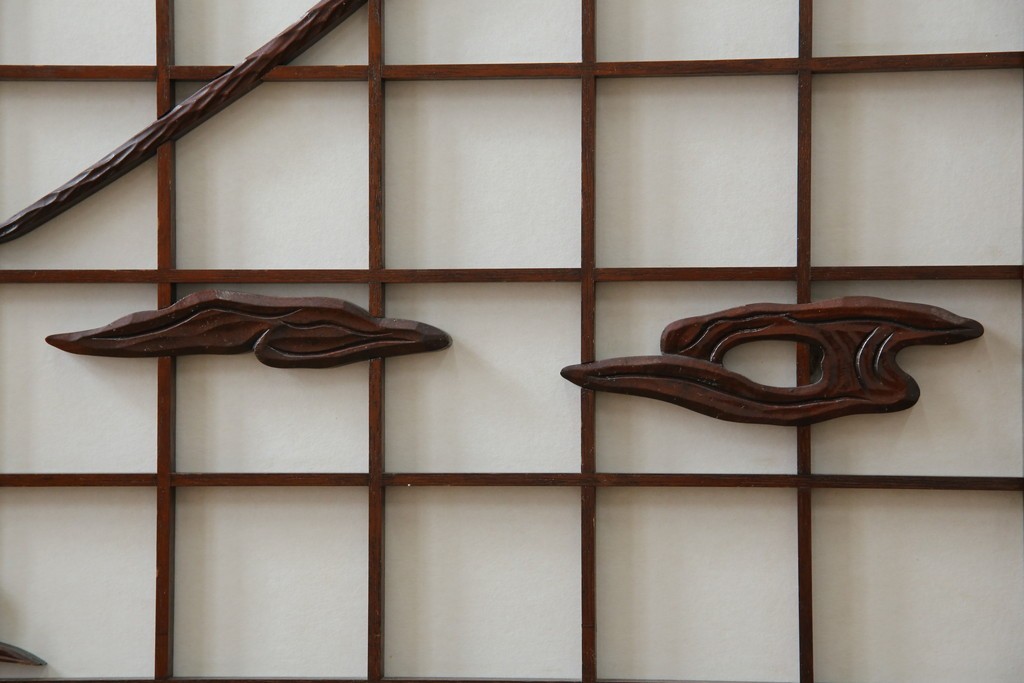 中古　美品　希少デザイン　駿河民芸　富士・松・帆船の彫刻入り障子戸の茶箪笥　(R-085779)