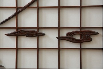 中古　美品　希少デザイン　駿河民芸　富士・松・帆船の彫刻入り障子戸の茶箪笥　(R-085779)