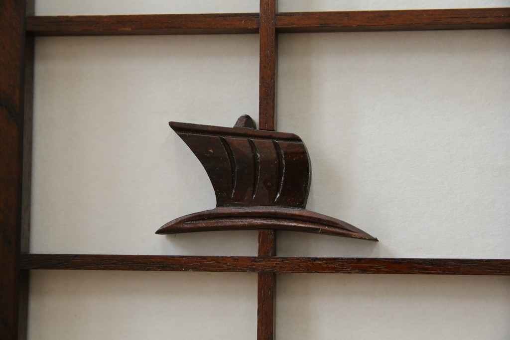 中古　美品　希少デザイン　駿河民芸　富士・松・帆船の彫刻入り障子戸の茶箪笥　(R-085779)