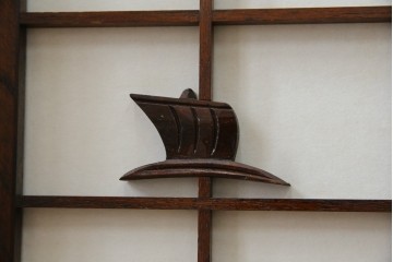 中古　美品　希少デザイン　駿河民芸　富士・松・帆船の彫刻入り障子戸の茶箪笥　(R-085779)