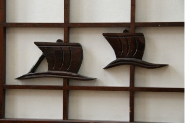 中古　美品　希少デザイン　駿河民芸　富士・松・帆船の彫刻入り障子戸の茶箪笥　(R-085779)