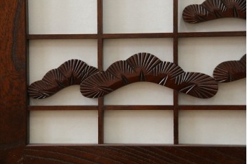 中古　美品　希少デザイン　駿河民芸　富士・松・帆船の彫刻入り障子戸の茶箪笥　(R-085779)