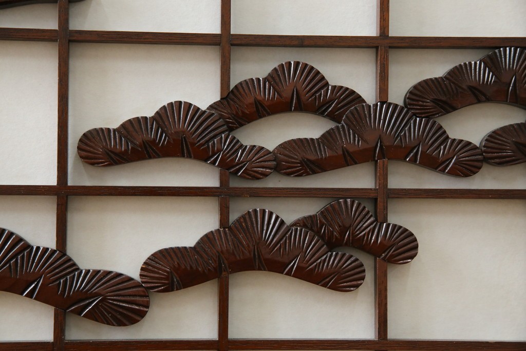 中古　美品　希少デザイン　駿河民芸　富士・松・帆船の彫刻入り障子戸の茶箪笥　(R-085779)