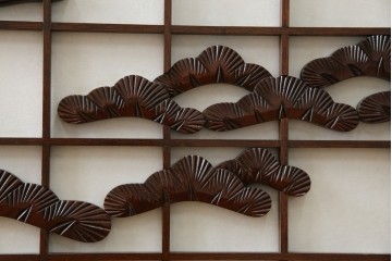 中古　美品　希少デザイン　駿河民芸　富士・松・帆船の彫刻入り障子戸の茶箪笥　(R-085779)