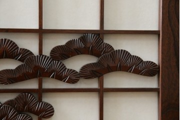 中古　美品　希少デザイン　駿河民芸　富士・松・帆船の彫刻入り障子戸の茶箪笥　(R-085779)