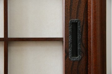 中古　美品　希少デザイン　駿河民芸　富士・松・帆船の彫刻入り障子戸の茶箪笥　(R-085779)