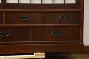 中古　美品　希少デザイン　駿河民芸　富士・松・帆船の彫刻入り障子戸の茶箪笥　(R-085779)