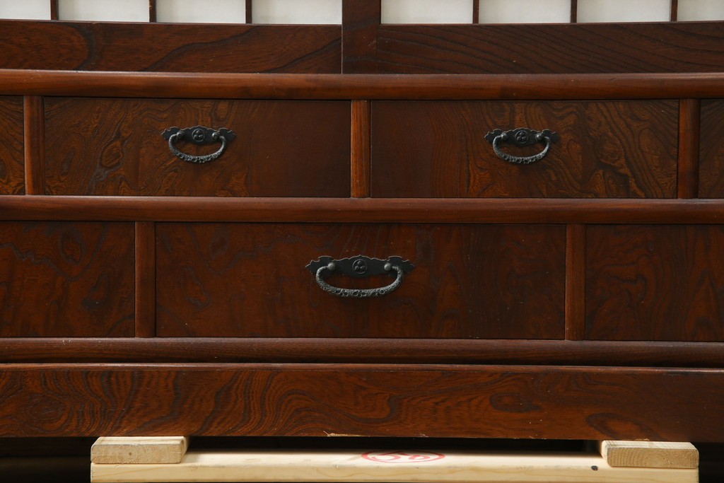 中古　美品　希少デザイン　駿河民芸　富士・松・帆船の彫刻入り障子戸の茶箪笥　(R-085779)