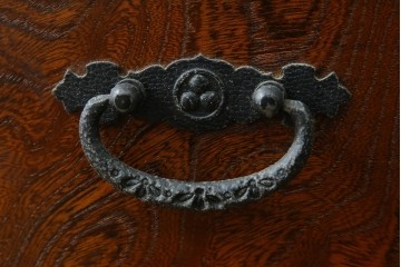 中古　美品　希少デザイン　駿河民芸　富士・松・帆船の彫刻入り障子戸の茶箪笥　(R-085779)