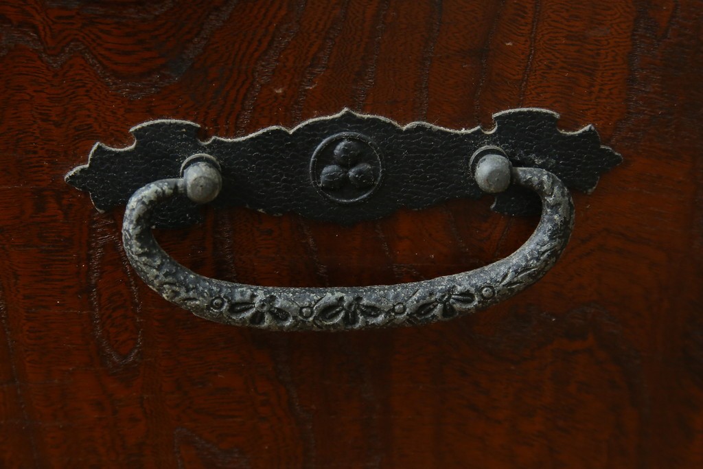 中古　美品　希少デザイン　駿河民芸　富士・松・帆船の彫刻入り障子戸の茶箪笥　(R-085779)