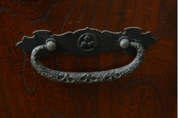 中古　美品　希少デザイン　駿河民芸　富士・松・帆船の彫刻入り障子戸の茶箪笥　(R-085779)