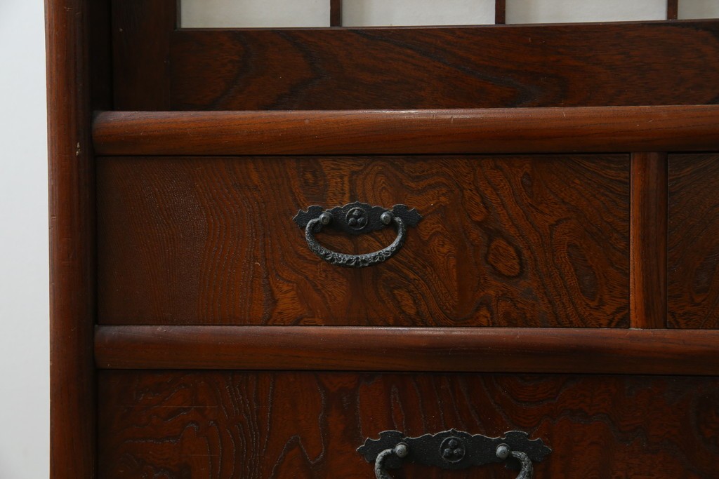 中古　美品　希少デザイン　駿河民芸　富士・松・帆船の彫刻入り障子戸の茶箪笥　(R-085779)