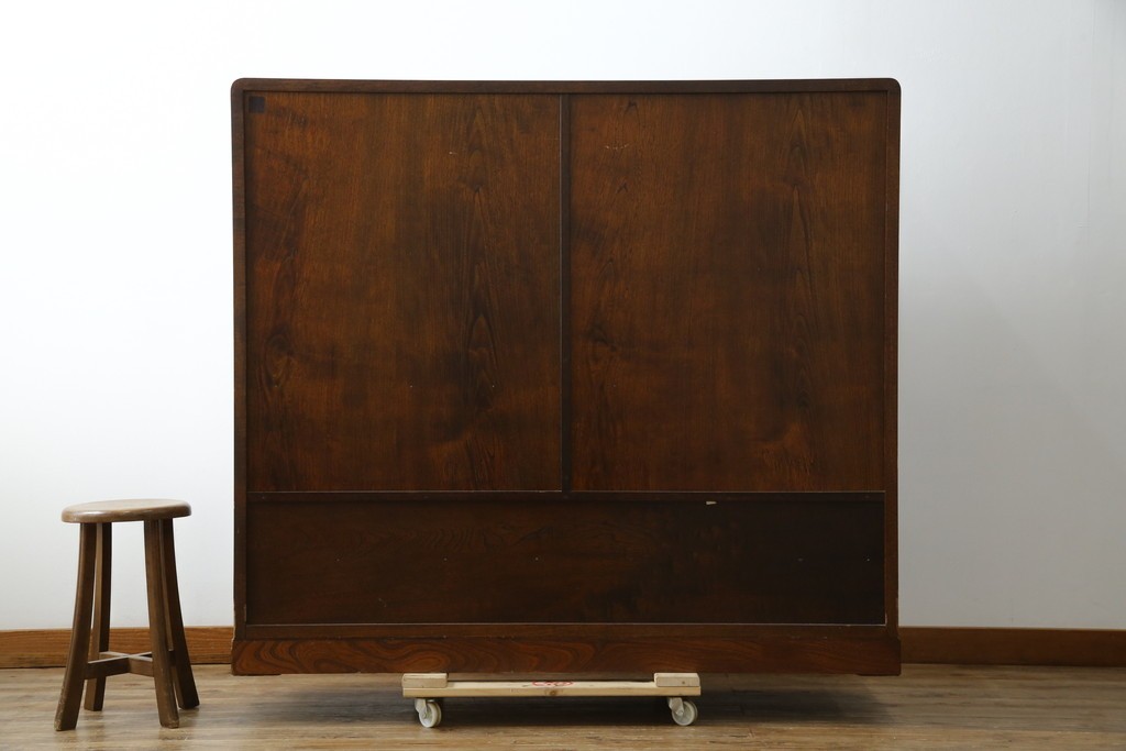 中古　美品　希少デザイン　駿河民芸　富士・松・帆船の彫刻入り障子戸の茶箪笥　(R-085779)